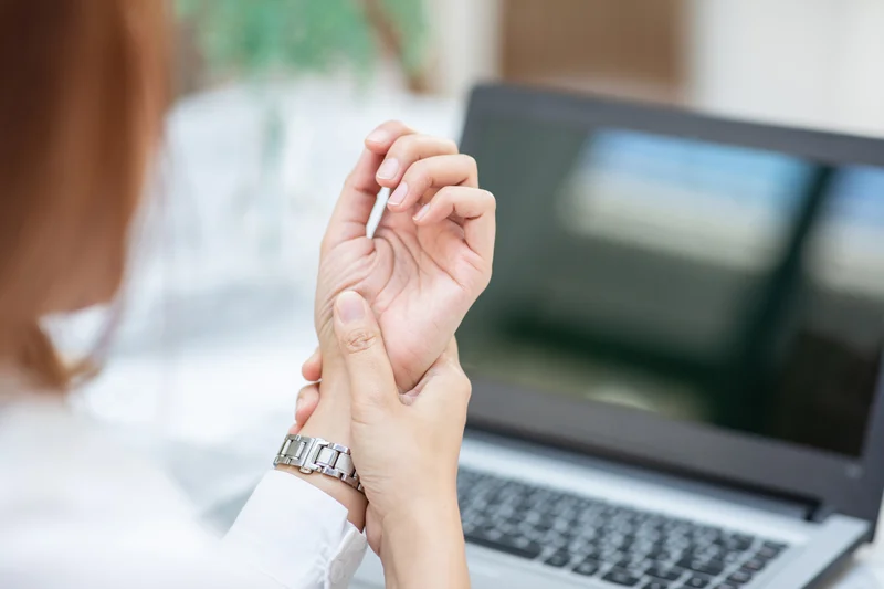 Worker with sore wrist